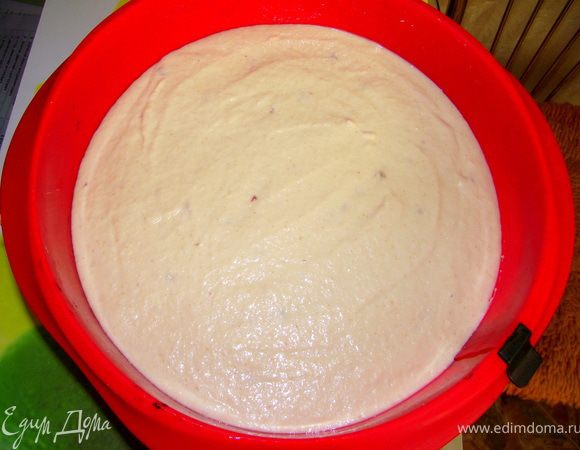 Форму смазать маслом или застелить пергаментом. Вылить массу в форму(26 см).