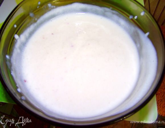 Для крема, в молоко добавить йогурт, сахар и загуститель. Взбить, после поставить в холодильник. Готовый манник покрыть кремом и присыпать украшениями.