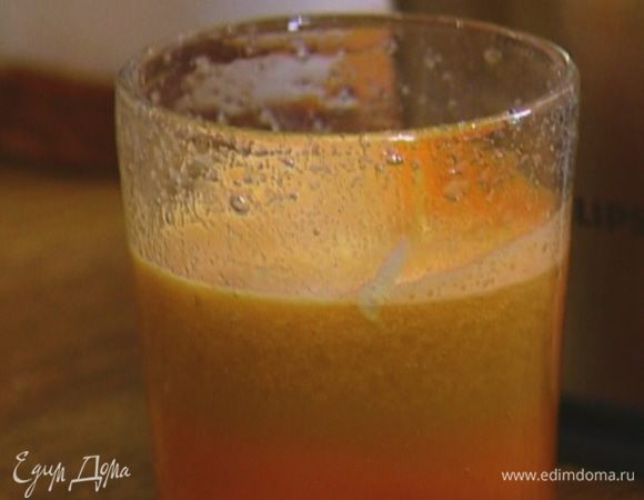 С помощью соковыжималки отжать сок из моркови, сельдерея и цикория.