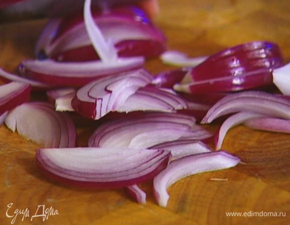 Лук почистить и нарезать тонкими дольками.