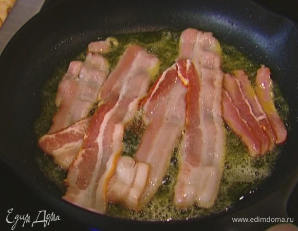 Разогреть в тяжелой сковороде оливковое и сливочное масло, обжарить бекон до золотистого цвета и выложить на бумажное полотенце.