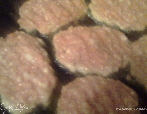 Выкладываем на разогретое масло массу,как оладушки.Жарим пару минут.