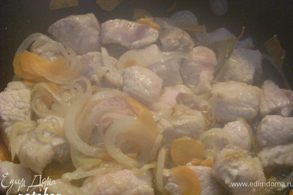 Мясо помыть, обсушить и порезать на кусочки 3х3х3 см. Лук и морковь почистить, помыть, обсушить и пошинковать (лук - кольцами, а морковь - "пятаками"). Сложить всё в толстостенную кастрюлю-котелок, добавить растительного масла и поставить на сильный огонь на 5-7 минут - обжариваться.