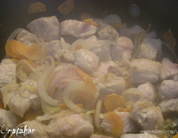 Мясо помыть, обсушить и порезать на кусочки 3х3х3 см. Лук и морковь почистить, помыть, обсушить и пошинковать (лук - кольцами, а морковь - "пятаками"). Сложить всё в толстостенную кастрюлю-котелок, добавить растительного масла и поставить на сильный огонь на 5-7 минут - обжариваться.