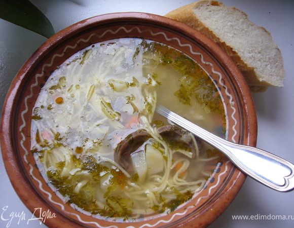 Курицу залить холодной водой,с луковицей,корнем петрушки,перец,лаврушку и варить до появления пенки.Снять пенку шумовкой.