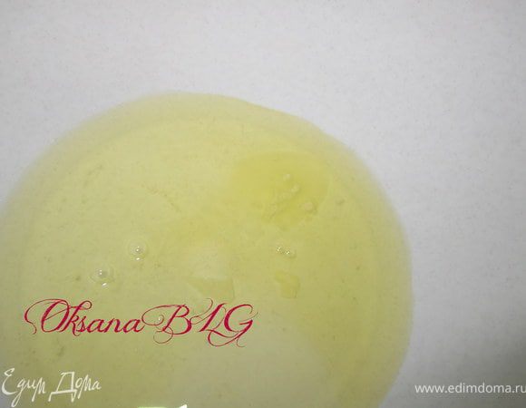 Охлажденные белки взбить со щепоткой соли.