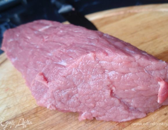 Для ростбифа крайне важно выбрать правильное мясо. Мясо не должно быть мороженым, только свежее. Традиционно для ростбифа выбирается говяжье мясо. Выбирать можно из различных частей мясной туши: вырезка, лангет(именно его я и взяла), толстый край, тонкий, оковалок. Однако следует помнить, что все части различаются по структуре мяса, по жирности и вкусовым качествам. Внешний вид куска должен быть с мраморным узором (как на фото). Итак, приступим. Первым делом нужно разогреть духовку  до 250С. Мясо заблаговременно достаем из холодильника, подготавливаем его. Моем, обсушиваем, срезаем все лишнее.