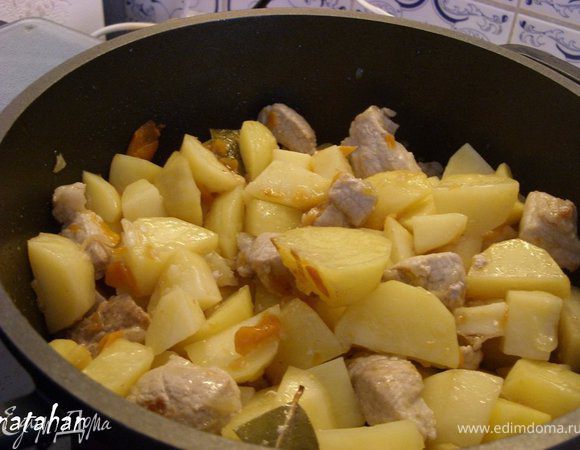 ... добавить к мясу и обжаривать на сильном огне 5-7 минут.