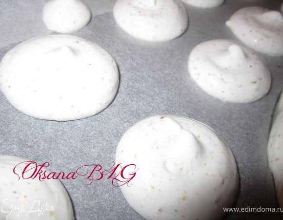 Противень застелить пергаментной бумагой. Выложить небольшие кружочки. Или же выложить в форме коржа для торта.