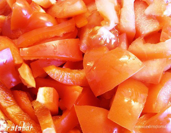 Помидор и перец почистить, помыть и мелко порезать.