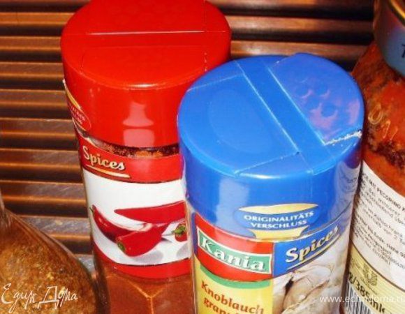 Добавить к мясу болгарский перец, помидор, томатную пасту, соль и специи.