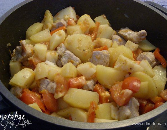 Всё тщательно перемешать, закрыть котелок крышкой, уменьшить огонь и оставить тушиться на 20 минут.
Всё готово! Приятного аппетита!