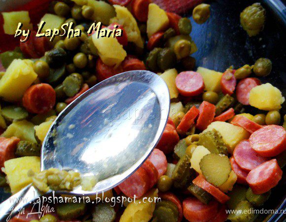 Смешать в миске все нарезанные ингредиенты, добавить горошек и масло. Перемешать.