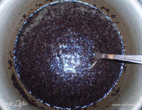 Готовим начинку для рулета. Мак заливаем кипящей водой и варим 3-4 минуты. Воду сливаем. В мак добавляем мед и белок. Хорошо перемешиваем