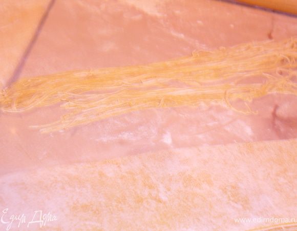 В просеиную муку влить взбитое яйца с солью и маслом.Накрыть полотенцем и дать отдохнуть 30 мин.
С помощью машинки для резки пасты,готовим спагетти.Подсушиваем и храним в сухом месте или варим сразу.