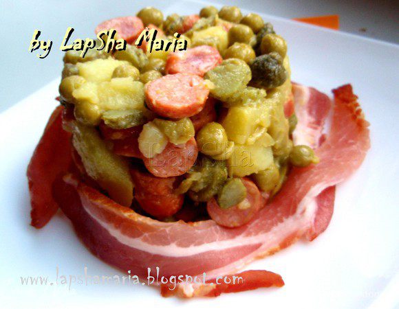 Подавать салат с парой ломтиков бекона. Я пробовала бекон нарезать и в салат, получается тоже вкусно, но нам нравится именно в прикуску. Приятного аппетита!