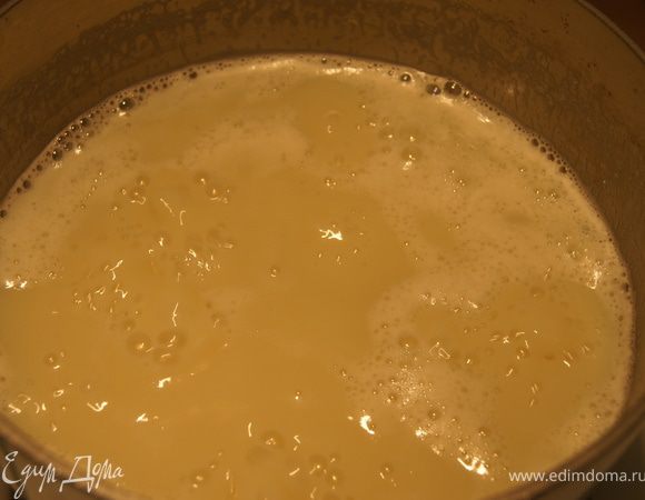 Сахар всыпать в молоко и довести до кипения, варить на медленном огне 40-60минут (в зависимости от молока), время от времени помешивая. Проверить готовность сгущенного молока так: взять ложечку молока на блюдце и немного остудить, если будет густеть - значит готово, если нет - проварить еще. В конце добавить ваниль или ванильный сахар.