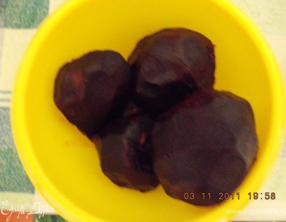 Отваренную свёклу перемолоть.