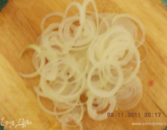 Лук нарезать тонкими кольцами.