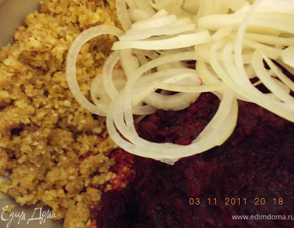 Все ингредиенты соединить, тщательно перемешать,добавить хмели-сунели, уксус, посолить и поперчить по вкусу, охладить. Можно добавить петрушку.