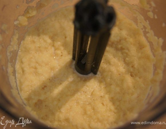 Картофель очистить, порезать на кусочки. Чеснок порубить и вместе с картофелем сбить хорошо в блендере.