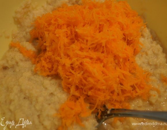Морковь натереть на мелкой терке и добавить к картофелю.