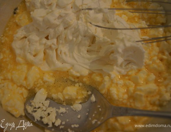 Яйца сбить, добавить творог, сметану, муку, укроп порезанный, базилик, соль.