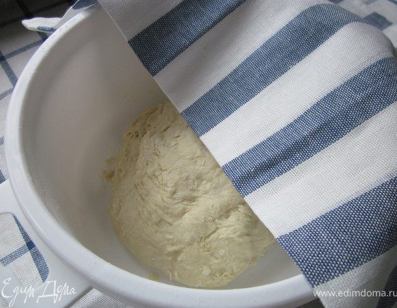 Теперь добавляем муку и замешиваем тесто. Тесто сформировать в шар и под полотенце на 40 минут в теплое место