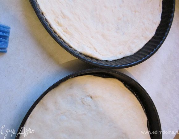 Начинка и размер пицци на ваше усмотрение. У меня две большие пицци получились. После выпечки тесто остается мягкое внутри, а снаружи имеет хрустящую корочку. Мне очень понравилось и пицца и тесто!
