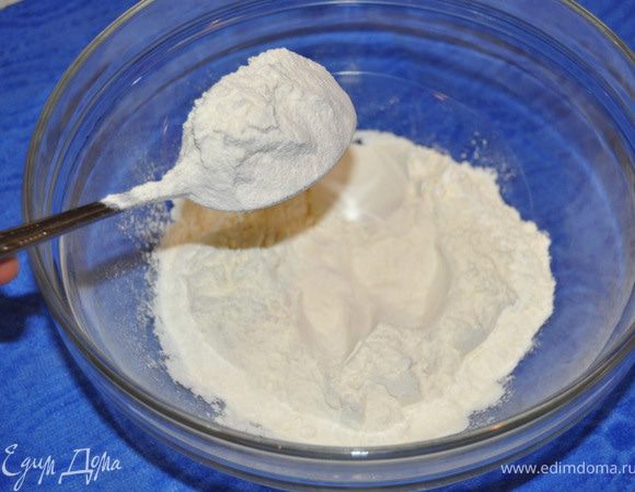 Просеять муку с солью в  миску и сделать углубление.

