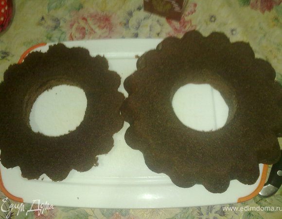 Готовый бисквит разрезаем на две части и остужаем.