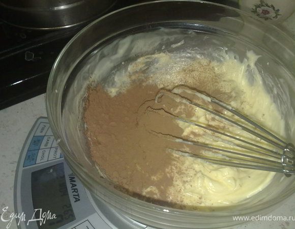 Готовим крем
Взбиваем до бела масло, добавляем сгущенку и какао, перемешиваем...крем готов
