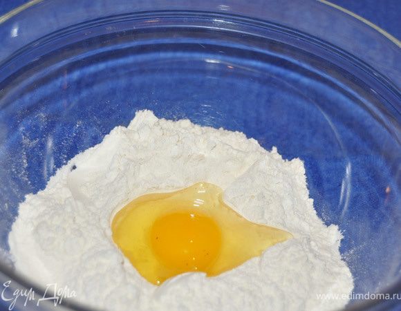 Ввести в углубление яйца, влить немного  молока. Добавьте сахар.
