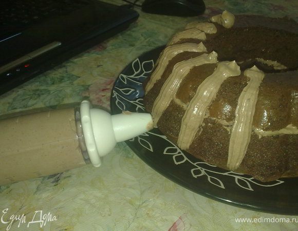 Смазываем и украшаем наш бисквит.
Приятного аппетита!