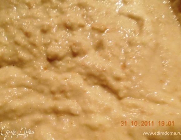 хлеб нарезать на куски и замочить в молоке минут на 10-15, затем при помощи блендера смешать этот хлеб с молоком в однородную массу