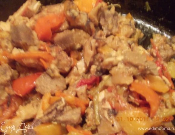 когда я с работы пришла муж уже потушил помидоры с перцем, зеленью и мясом, поэтому сколько там чего и, как долго тушилось сказать не могу, но вкууусно:)