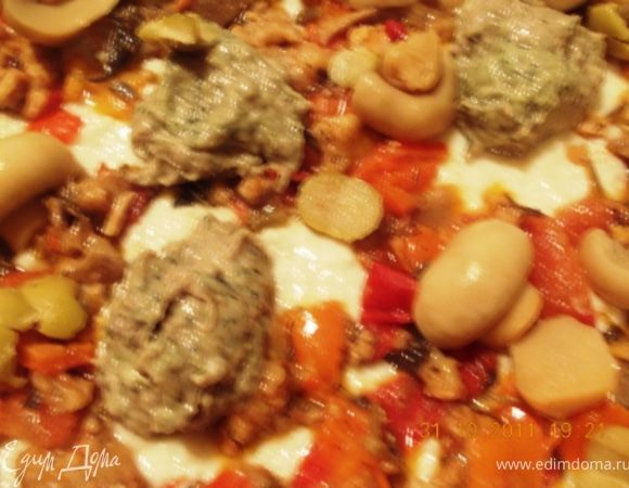 размазываем нашу хлебную кашу на противень, сверху выкладываем тушёные овощи с мясом, у меня ещё немножко фарша от котлет осталось, так я ещё фрикадельки слепила и тоже на пиццу, и грибы туда до кучи:) 