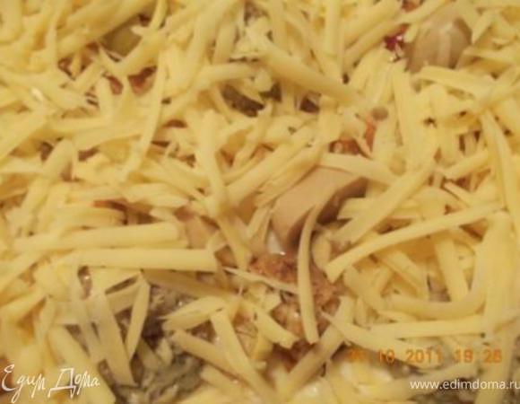 обильно посыпаем тёртым сыром, печётся около получаса при 200гр. Когда пицца остынет, то режется лучше, но кто же ждёт пока она остынет?! Получилось очень вкусно и продукты не пропали:)
Приятного аппетита!