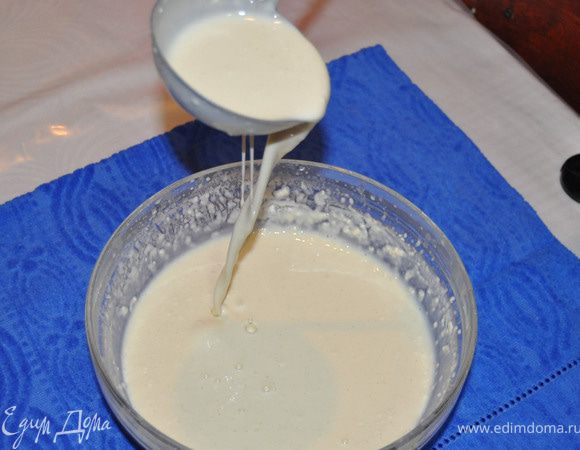 Венчиком взбить яйца с молоком,  захватывая муку и понемногу добавляя молоко.  Взбивайте, пока  не станет тесто однородным.
Влить в тесто растительное масло.
