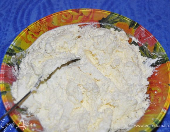 Готовим начинку.Для этого возьмем 0,5кг творога,1 яйцо добавим сахар по вкусу и щепотку ваниля и хорошо размешать надо.