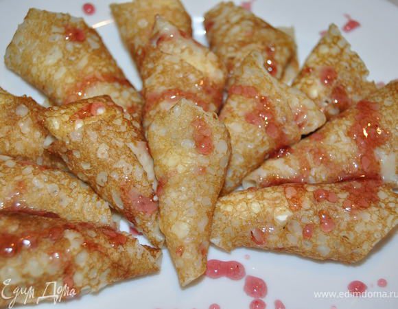 Сложить блинчики в сковородку, положить кусок сливочного масла,накрыть крышкой и разогреть сковороду.Блины пропитаются маслом  и станут, мягкими, воздушными нежными