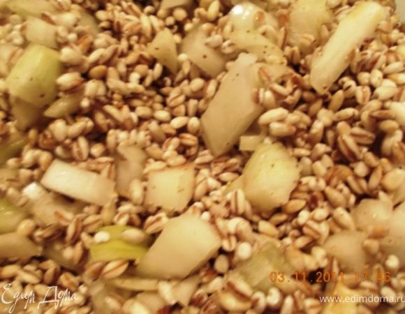 перловку промыть и смешать с мелко нарезанным луком , солью и специями