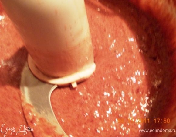 печень прокрутить в мясорубке или комбайне, добавить в общую смесь, перемешать