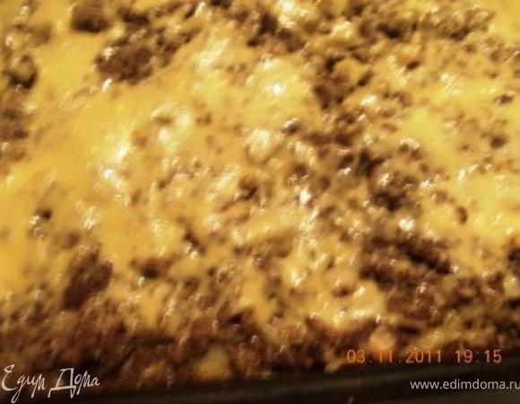 выпекать примерно 1,5 часа в нижней части духовки при 200гр. Перемешать массу один раз через 30 минут от начала запекания. Я ещё минут за 15 до готовности сыру сверху потёрла.
Приятного аппетита!