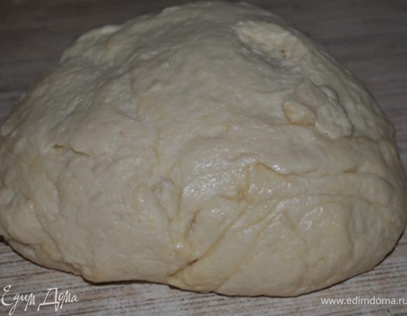 В глубокой миске смешать тёплое молоко , половину сахара, дрожжи, 2-3 ст.л. муки и отставить в сторону на 15-20 минут.
Затем добавить остальные ингредиенты, вымесить мягкое эластичное тесто и оставить подходить.
