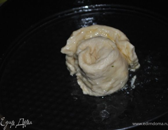 Каждый кусочек свернуть пополам и защипать края. 
Первый кусочек свернуть в рулетик и поставить в центр формы для запекания.