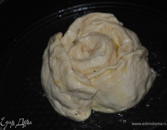 Остальные кусочки  макать в растопленное масло и укладывать вокруг центрального, придавая будущему хлебу форму розы.
Дать расстояться 20 минут, смазать оставшимся маслом.