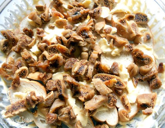 Поверх выложить измельченный вяленый инжир. ***Вообще изначально планировал с ним отправить и свежий, но посчитал, что он может превратиться в кашу за 40 минут, поэтому концепция изменилась***.