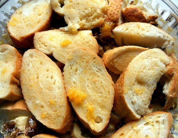 Еще ломтики хлеба, которые обильно полить соком целого апельсина ***в дело можно пустить и измельченную цедру!***