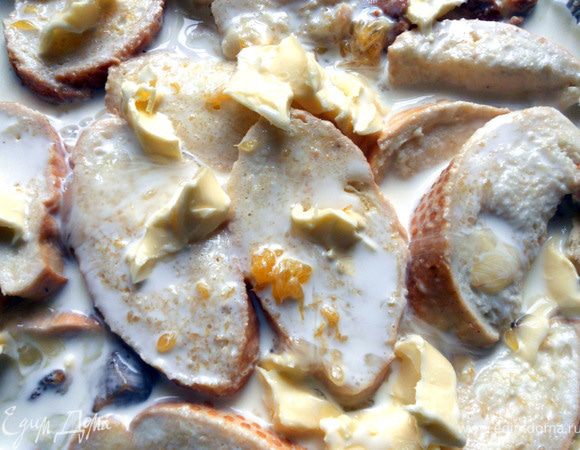 В отдельной миске слегка взбить яйца, добавить сливки и при желании немного сахара или ванильного сахара (1-2 ложки, больше не рекомендую, пудинг и так сладкий). Равномерно залить хлеб смесью, добавить еще немного масла. Запекать в предварительно разогретой до 170-180С духовке минут 30-35.